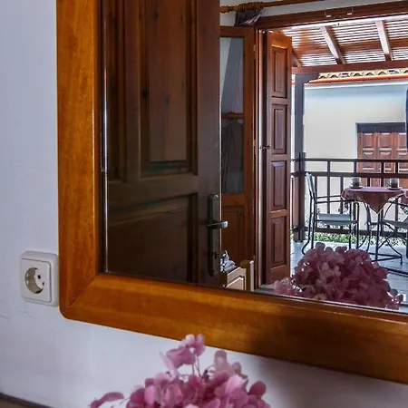 Charoula Apartment *